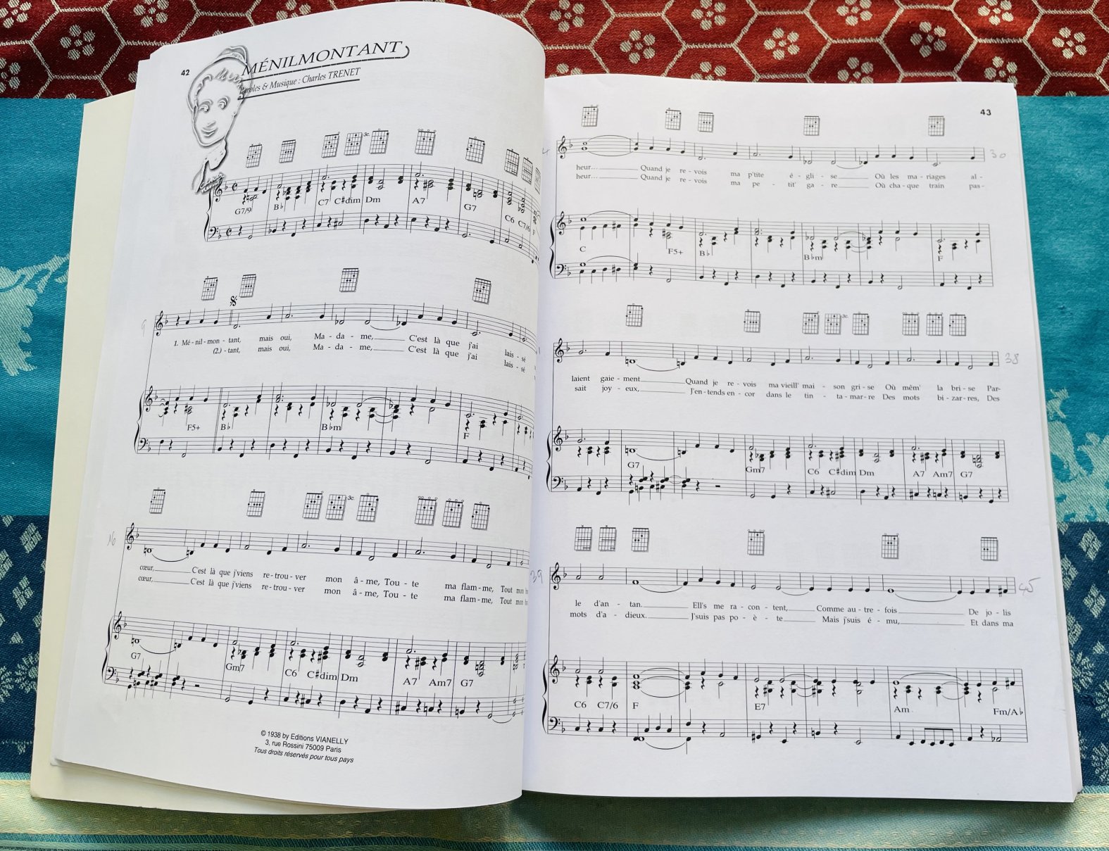 Beau livre piano chant grille guitare de Charles Trenet, Carish – Image 3