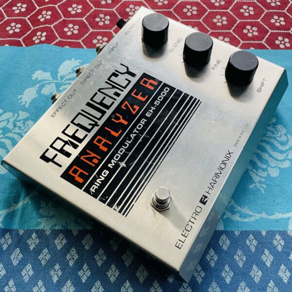Alternative view of Pédale ring modulator Electro-Harmonix Frequency Analyzer EH5000 MKII silver (reissue 2001/2007), alim EH