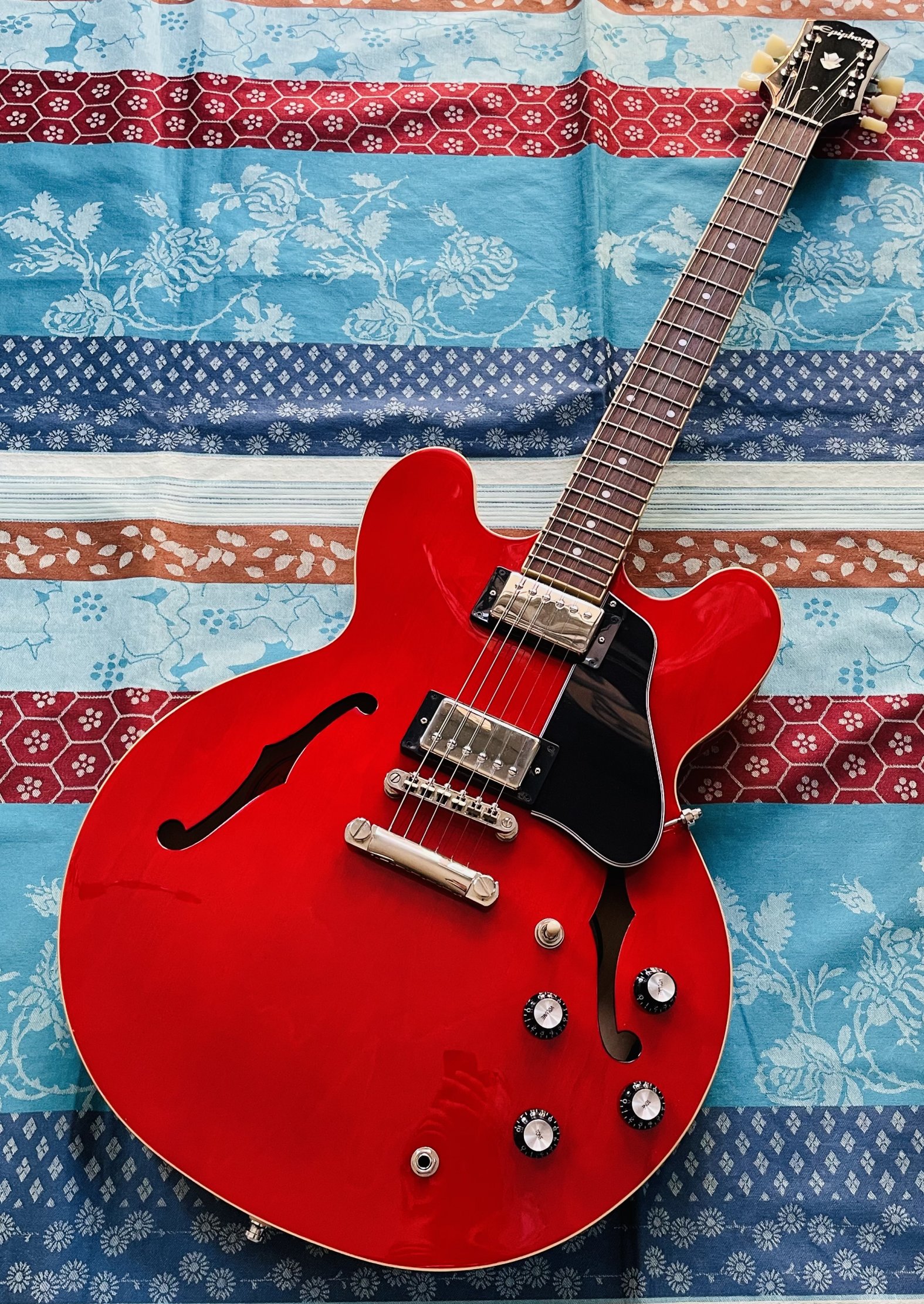 Guitare électrique Epiphone ES-335 IG Cherry n°23051511048, housse Tobago