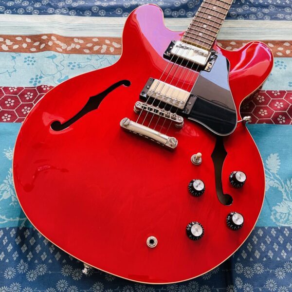Alternative view of Guitare électrique Epiphone ES-335 IG Cherry n°23051511048, housse Tobago