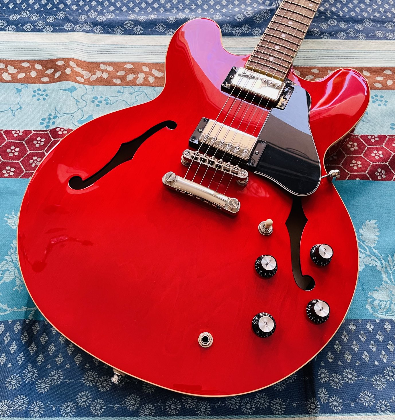 Guitare électrique Epiphone ES-335 IG Cherry n°23051511048, housse Tobago – Image 2