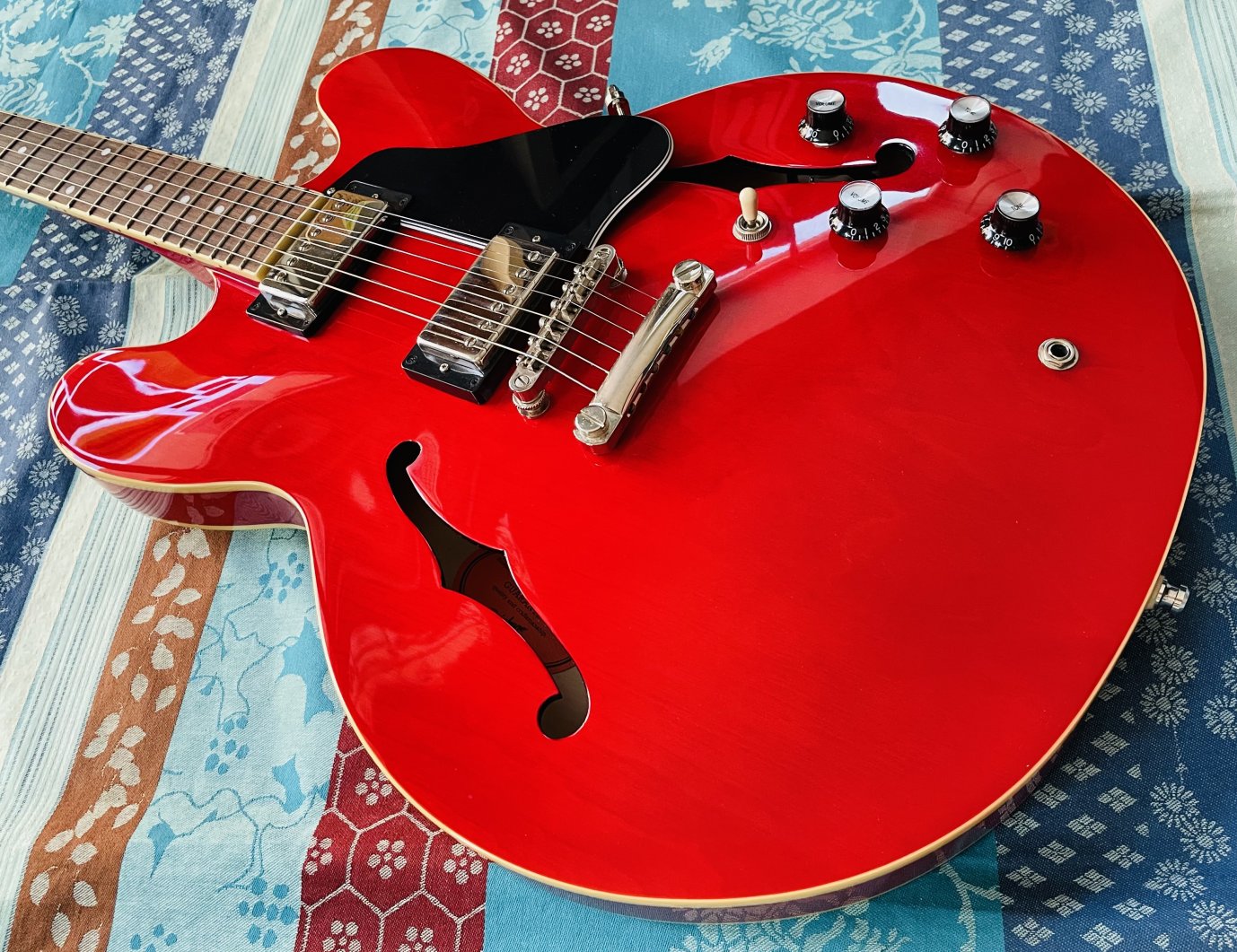 Guitare électrique Epiphone ES-335 IG Cherry n°23051511048, housse Tobago – Image 3