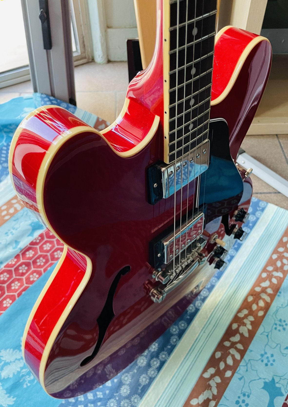 Guitare électrique Epiphone ES-335 IG Cherry n°23051511048, housse Tobago – Image 12
