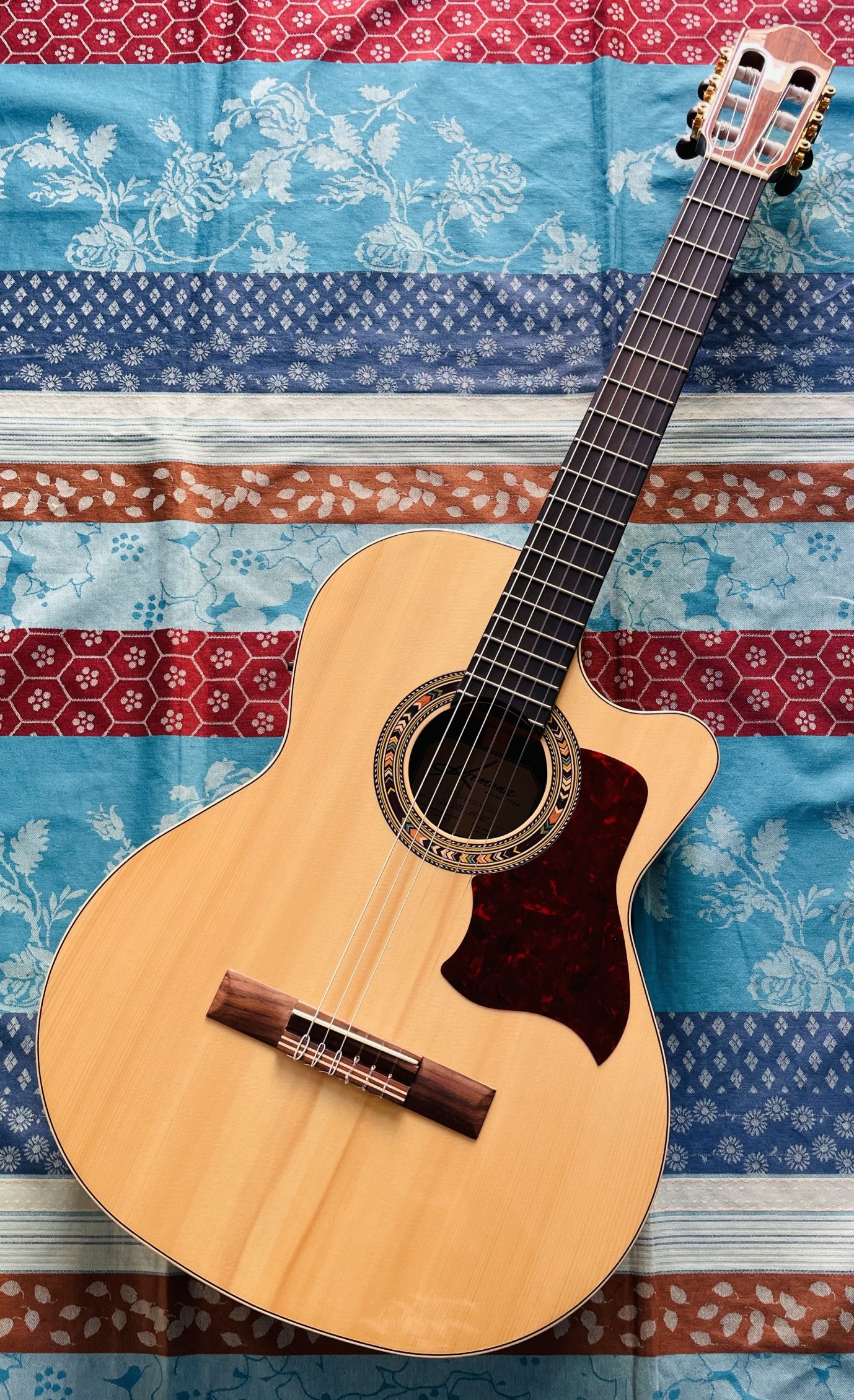 Guitare électro-classique Kremona Performer F65CW SB Natural n°25007.14.07, belle housse Boston, pickguard ajouté