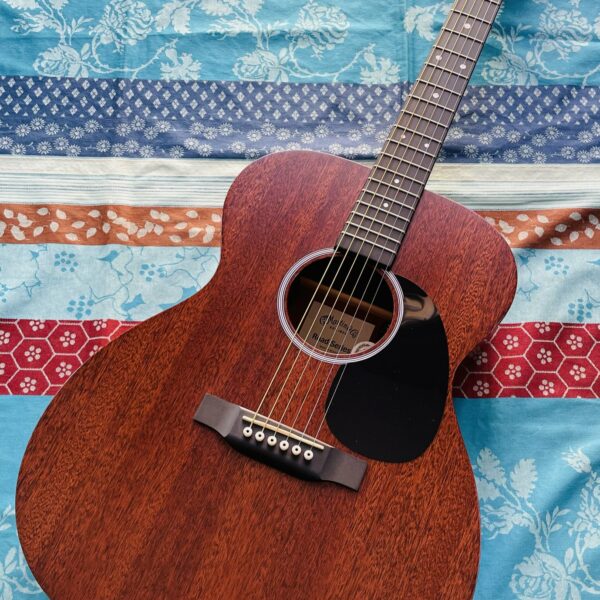 Guitare électro-acoustique Martin Road Series 000.10E n°2910347 (USA), housse Martin, plaque bois QRcode Martin, jeux de cordes Ernie Ball Earthwood 11/52.