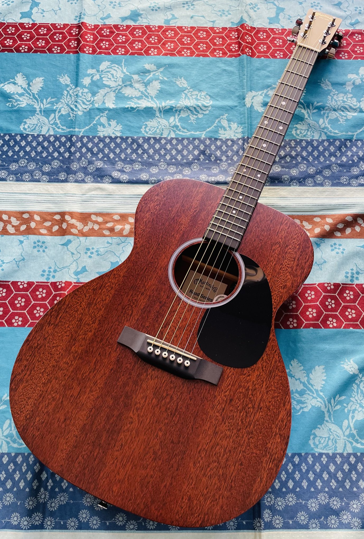 Guitare électro-acoustique Martin Road Series 000.10E n°2910347 (USA), housse Martin, plaque bois QRcode Martin, jeux de cordes Ernie Ball Earthwood 11/52.