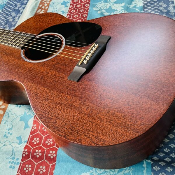 Alternative view of Guitare électro-acoustique Martin Road Series 000.10E n°2910347 (USA), housse Martin, plaque bois QRcode Martin, jeux de cordes Ernie Ball Earthwood 11/52.