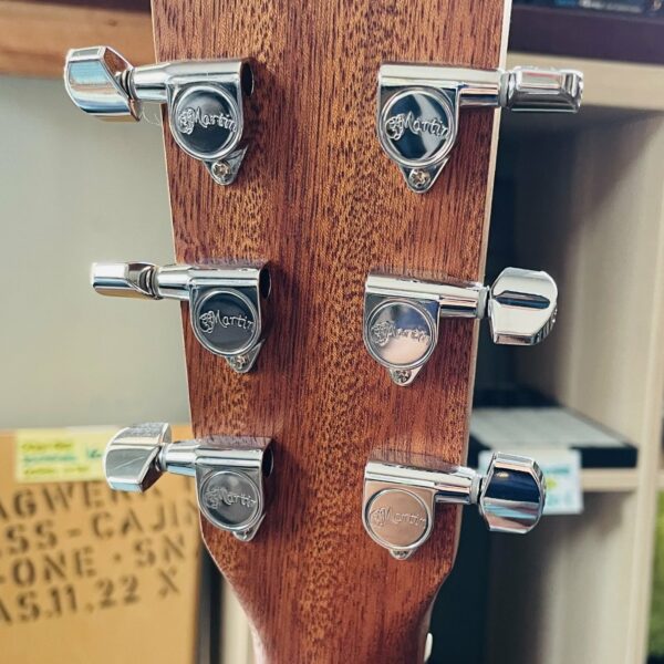 Guitare électro-acoustique Martin Road Series 000.10E n°2910347 (USA), housse Martin, plaque bois QRcode Martin, jeux de cordes Ernie Ball Earthwood 11/52. – Image 11