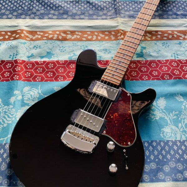 Guitare électrique Musicman Valentine Black n°G82098, étui Musicman