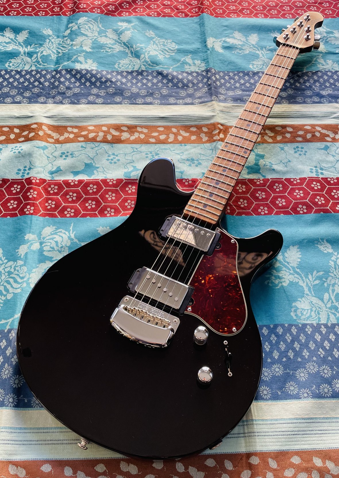 Guitare électrique Musicman Valentine Black n°G82098, étui Musicman