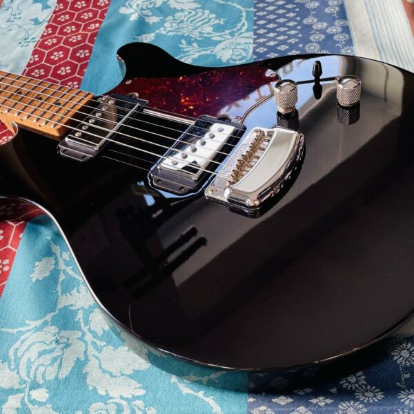 Alternative view of Guitare électrique Musicman Valentine Black n°G82098, étui Musicman