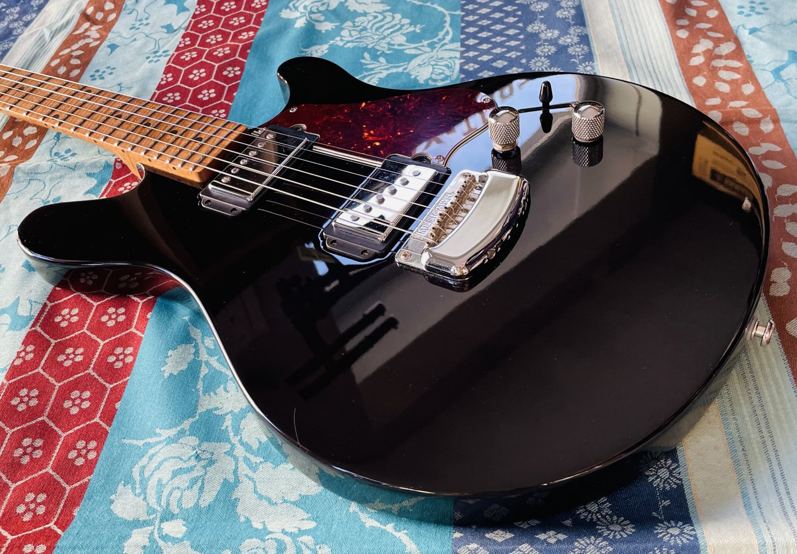 Guitare électrique Musicman Valentine Black n°G82098, étui Musicman – Image 2