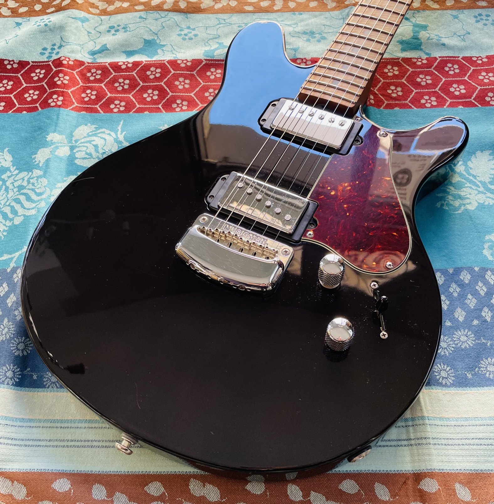 Guitare électrique Musicman Valentine Black n°G82098, étui Musicman – Image 3