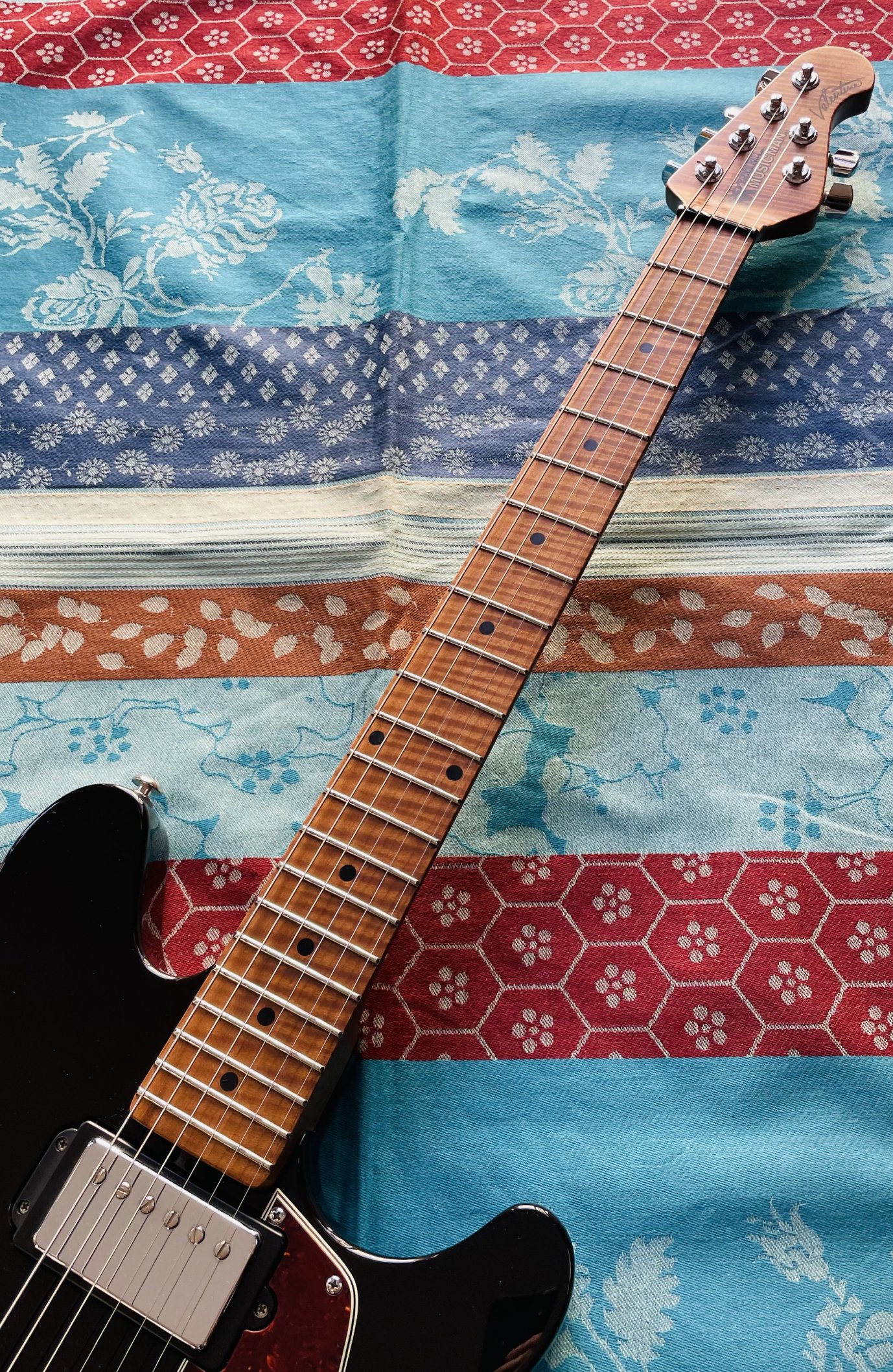 Guitare électrique Musicman Valentine Black n°G82098, étui Musicman – Image 4