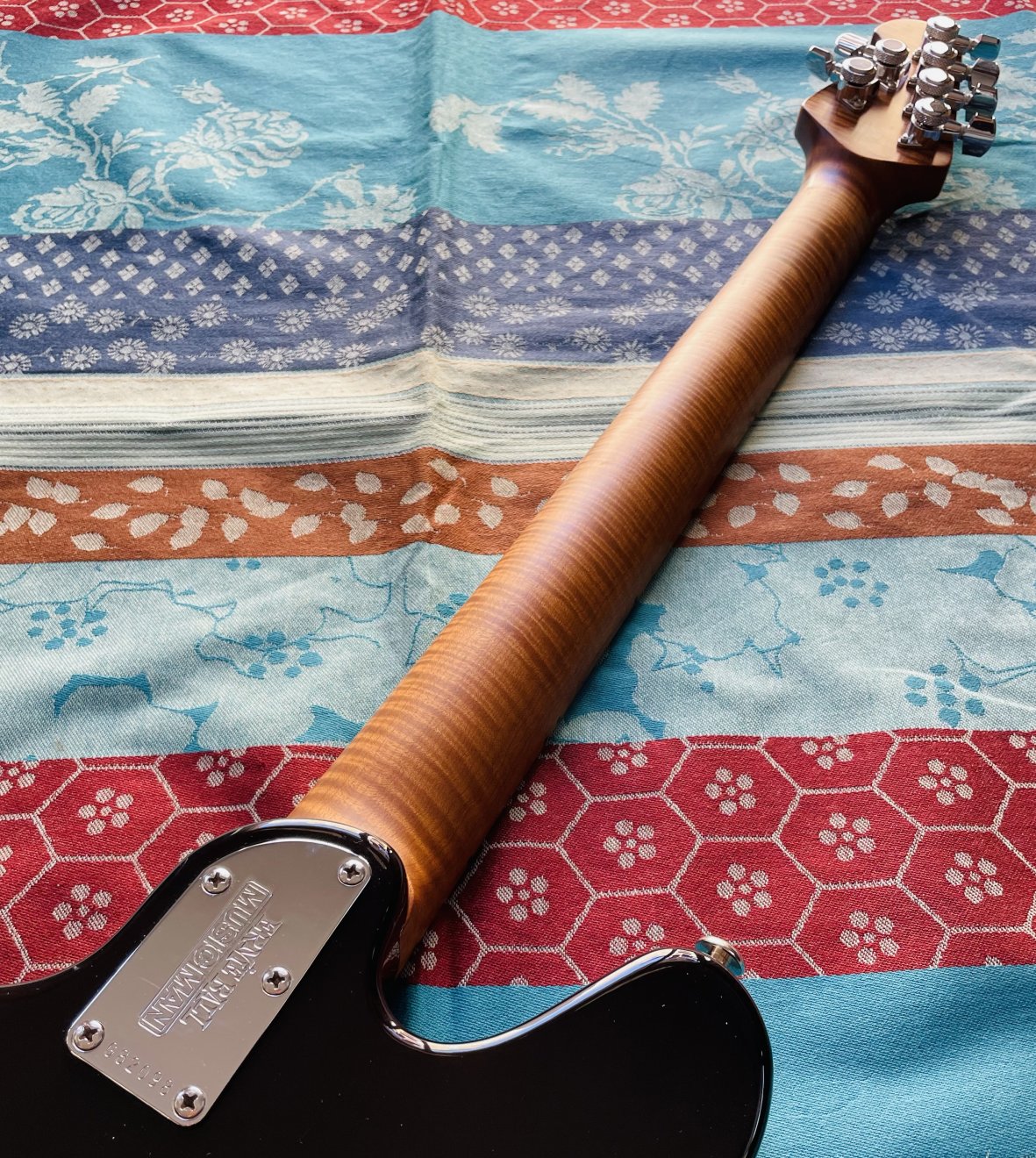 Guitare électrique Musicman Valentine Black n°G82098, étui Musicman – Image 10