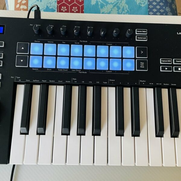 Clavier maitre Novation Launchkey 25 MK3 n°K2H2TP3280AB6E, boite d’origine, usb