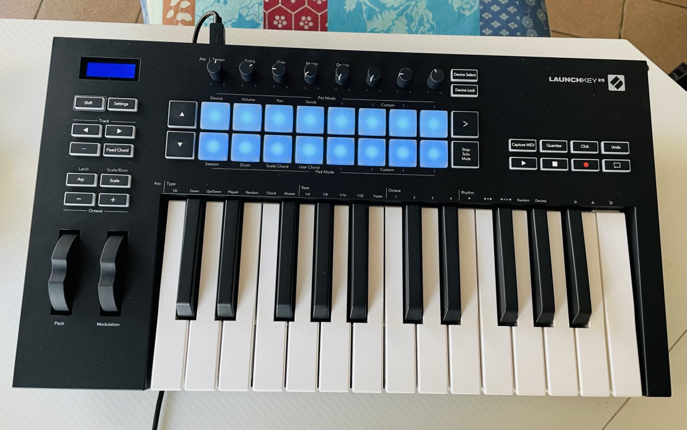 Clavier maitre Novation Launchkey 25 MK3 n°K2H2TP3280AB6E, boite d’origine, usb