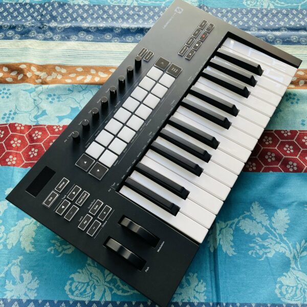 Alternative view of Clavier maitre Novation Launchkey 25 MK3 n°K2H2TP3280AB6E, boite d’origine, usb