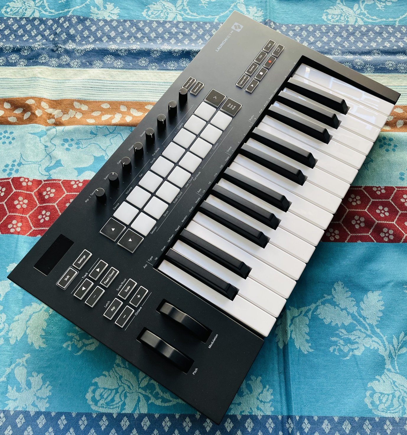 Clavier maitre Novation Launchkey 25 MK3 n°K2H2TP3280AB6E, boite d’origine, usb – Image 2
