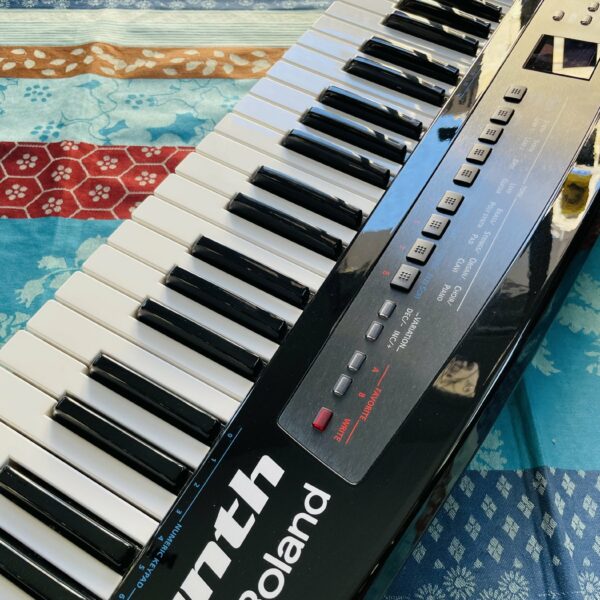 Alternative view of Clavier synthé portable Roland AX-Synth n°Z1D4407, sangle Roland, alim