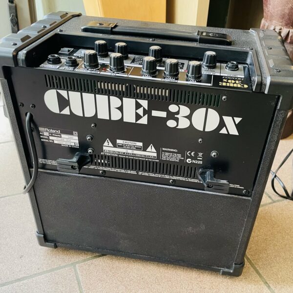 Alternative view of Ampli guitare électrique acoustique Roland Cube 30-X n°DW73815, housse Roland Blues Cube