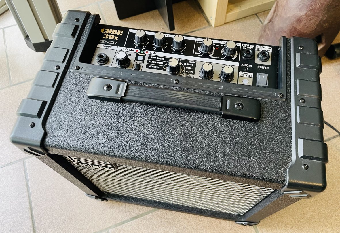 Ampli guitare électrique acoustique Roland Cube 30-X n°DW73815, housse Roland Blues Cube – Image 5