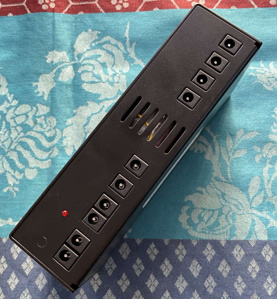 Boitier multivoltage Voodoolab PedalPower 4X4 n°12906 (USA), câble alim, sans câbles pédales – Image 2