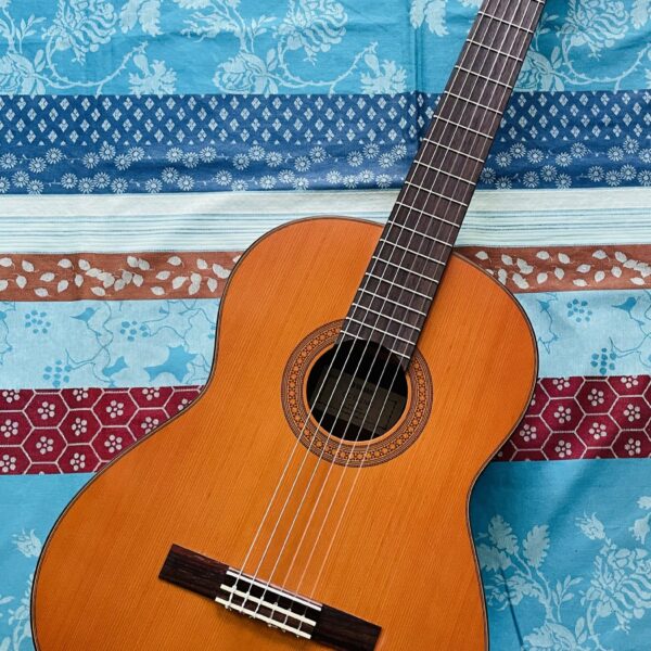 Guitare classique Yamaha CG122MC n°HJP061007, housse Gewa, méthode je deviens guitariste, livret d’accords.