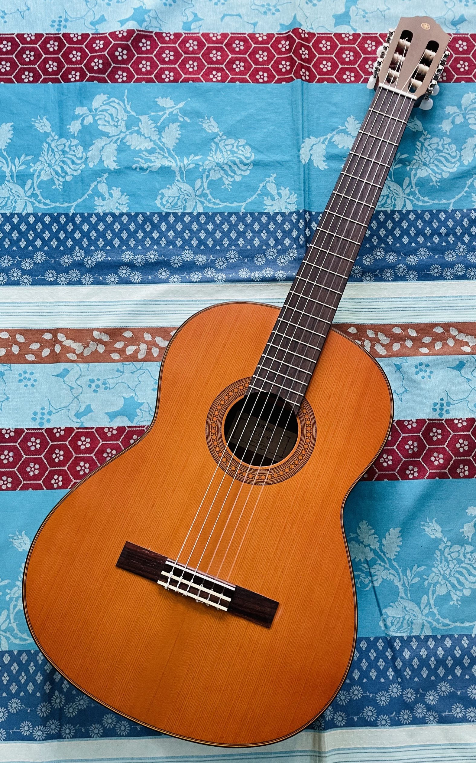 Guitare classique Yamaha CG122MC n°HJP061007, housse Gewa, méthode je deviens guitariste, livret d’accords.