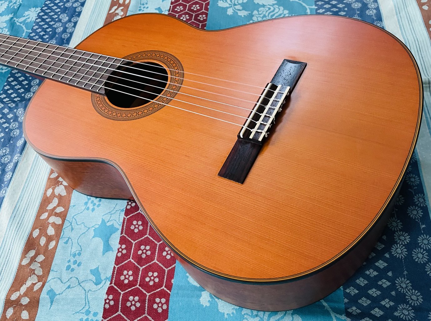 Guitare classique Yamaha CG122MC n°HJP061007, housse Gewa, méthode je deviens guitariste, livret d’accords. – Image 2