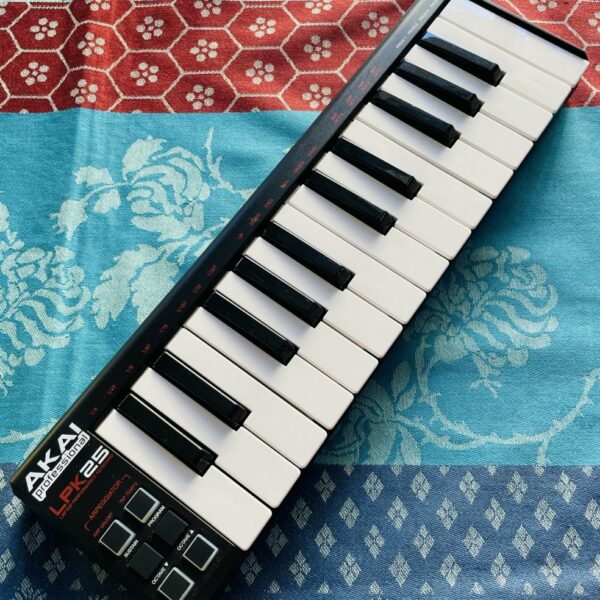 Clavier maitre Akai LPK25 n°MA1908024515238, boite d'origine, câble usb