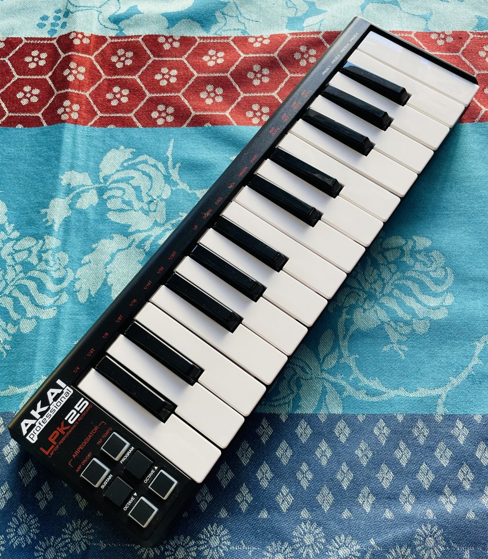Clavier maitre Akai LPK25 n°MA1908024515238, boite d'origine, câble usb