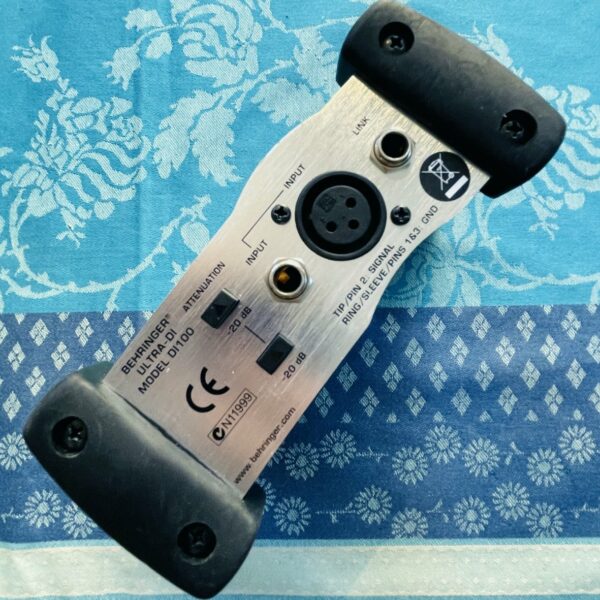 Alternative view of Boitier DI Behringer DI100 n°S0811828062, sans pile 9V