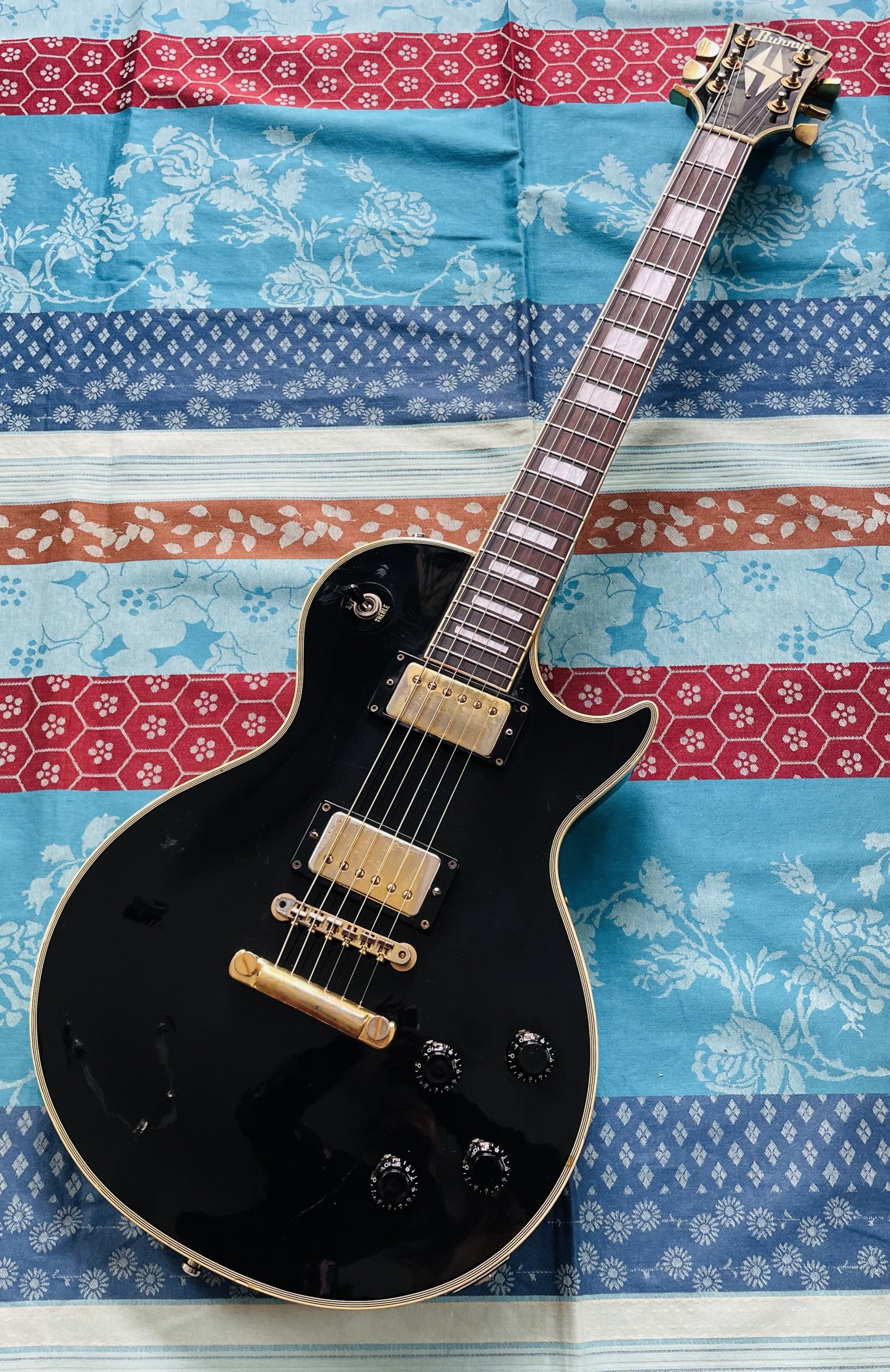 Guitare électrique Burny Les Paul Custom Japan (années 1980, Japan), étui Gator, révision luthier THEBE (facture 10.10.26)