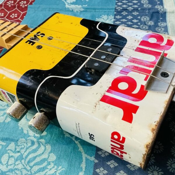 Alternative view of Guitare 3 cordes Cigar Box GM (luthier Guillaume Massy, Bélves Dordogne, France)