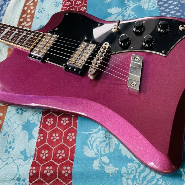 Alternative view of Guitare électrique DeArmond Jetstar by Guild n°8053497 (Korea, Guild guitars), housse TKL, révision luthier THEBE (facture 10.10.26)