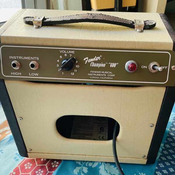Ampli lampe Fender Champion 600 n°CAYHN07K288, 5W
