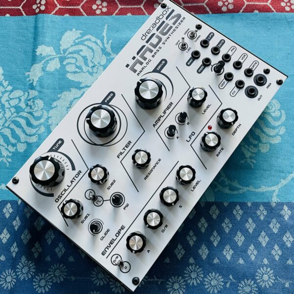 Synthé basse analogique semi-modulaire monophonique Hades Dreadbox n° HDR0940, boite d’origine, câbles midi modulaire