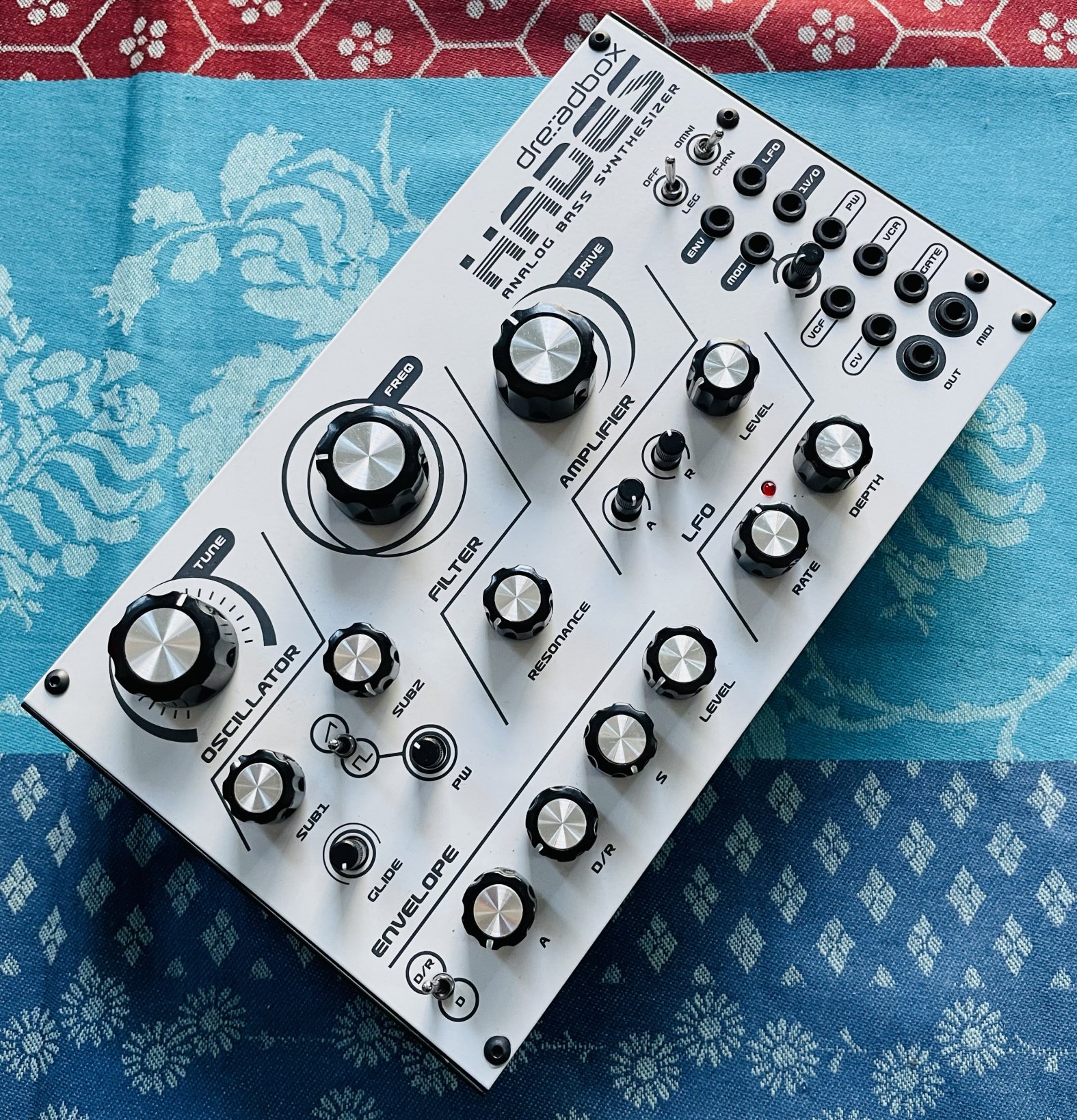 Synthé basse analogique semi-modulaire monophonique Hades Dreadbox n° HDR0940, boite d’origine, câbles midi modulaire