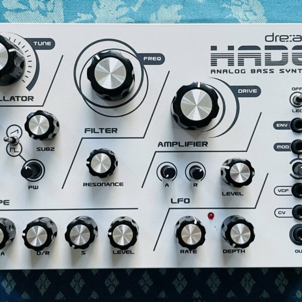 Alternative view of Synthé basse analogique semi-modulaire monophonique Hades Dreadbox n° HDR0940, boite d’origine, câbles midi modulaire