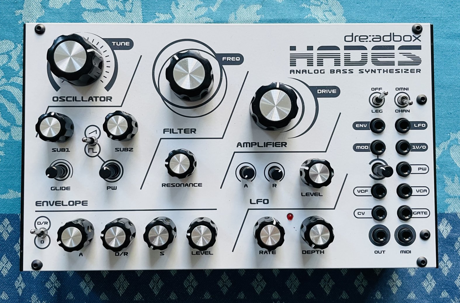 Synthé basse analogique semi-modulaire monophonique Hades Dreadbox n° HDR0940, boite d’origine, câbles midi modulaire – Image 2