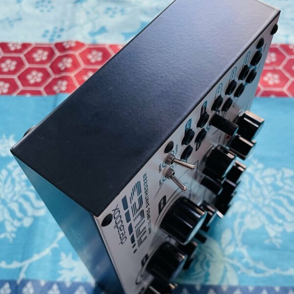 Synthé basse analogique semi-modulaire monophonique Hades Dreadbox n° HDR0940, boite d’origine, câbles midi modulaire – Image 6