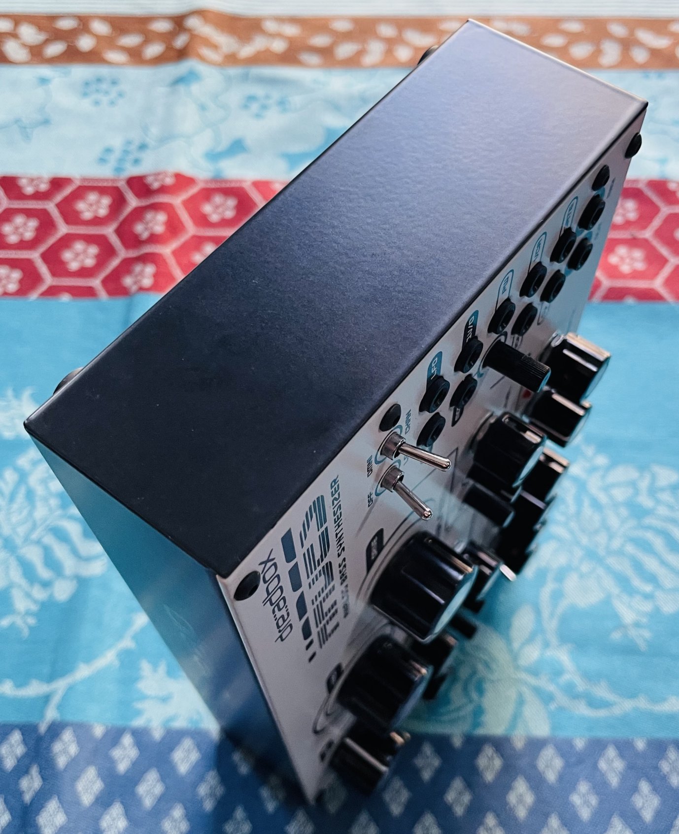 Synthé basse analogique semi-modulaire monophonique Hades Dreadbox n° HDR0940, boite d’origine, câbles midi modulaire – Image 6
