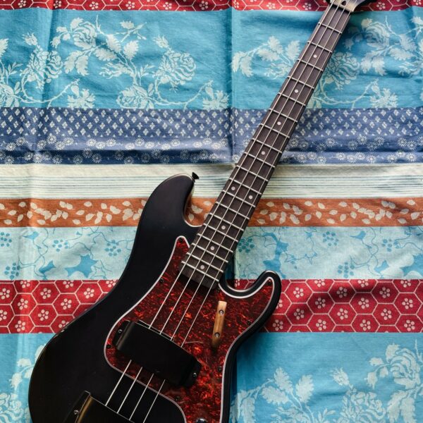 Basse électrique Harley Benton Precision Bass PB20 SBK, upgrade micros et accessoires, housse Thomann