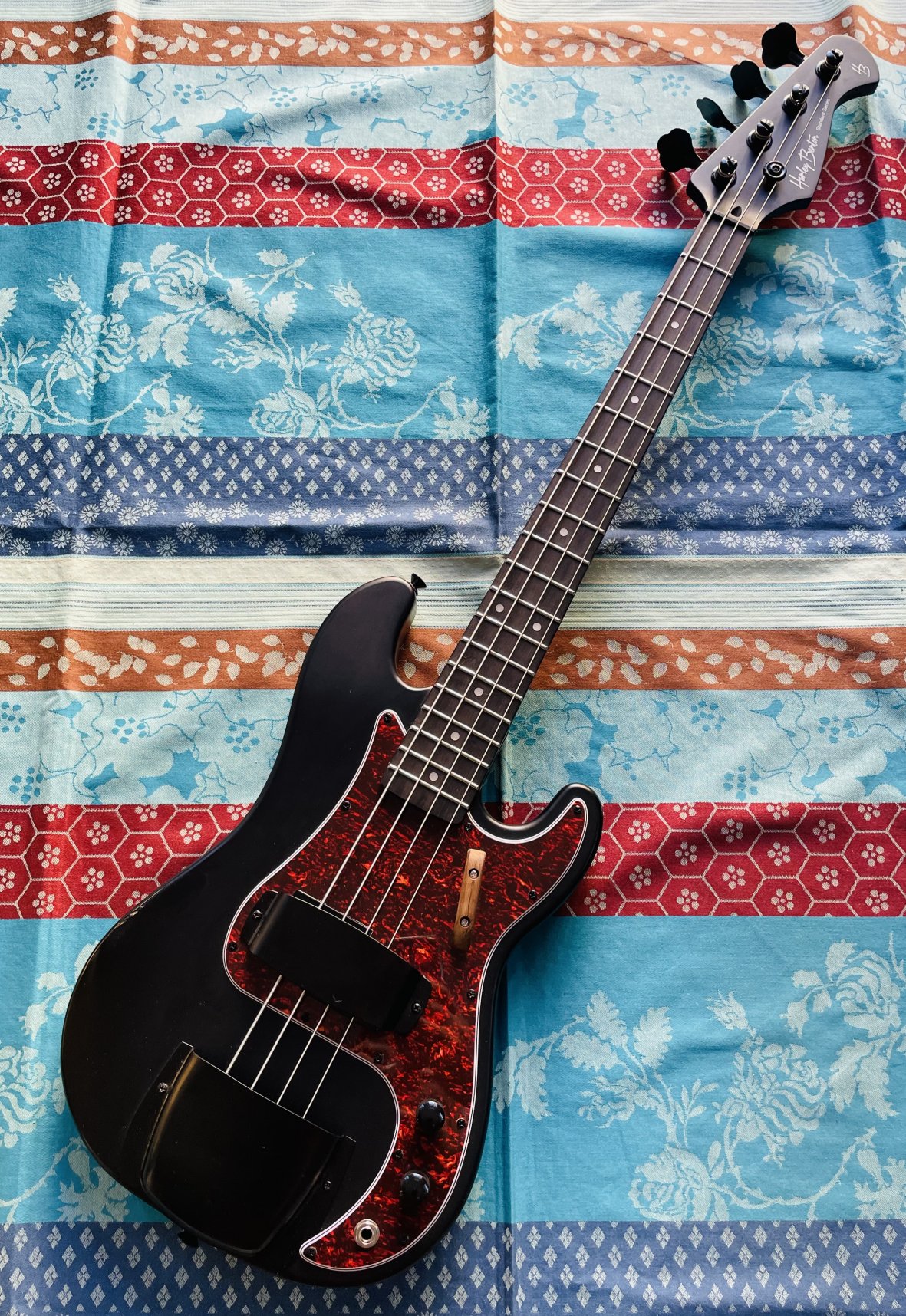 Basse électrique Harley Benton Precision Bass PB20 SBK, upgrade micros et accessoires, housse Thomann