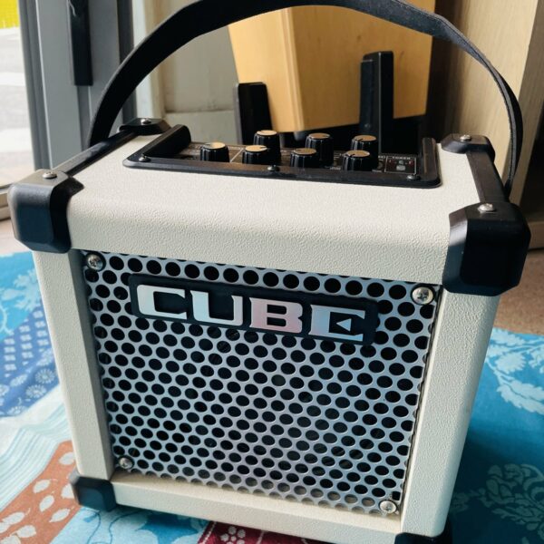 Ampli guitare Roland Micro Cube GX white n°A4F2099, alim Roland