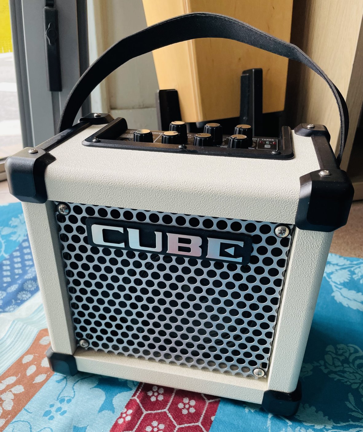 Ampli guitare Roland Micro Cube GX white n°A4F2099, alim Roland
