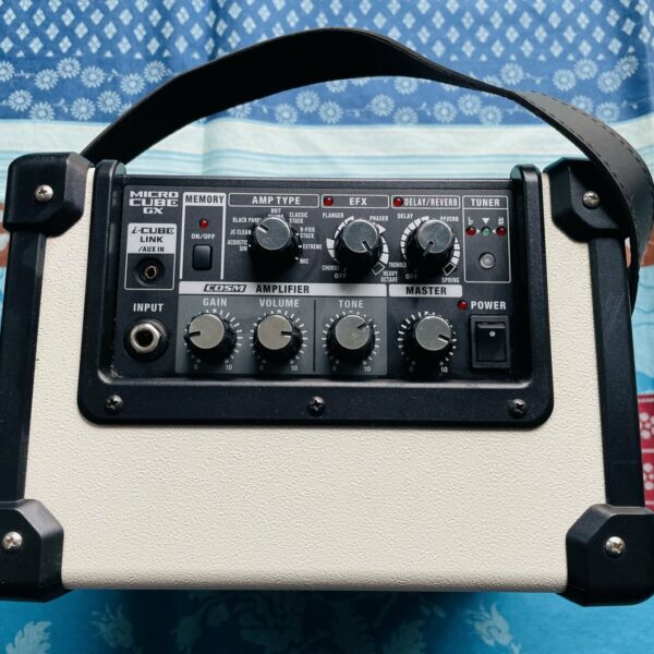 Alternative view of Ampli guitare Roland Micro Cube GX white n°A4F2099, alim Roland