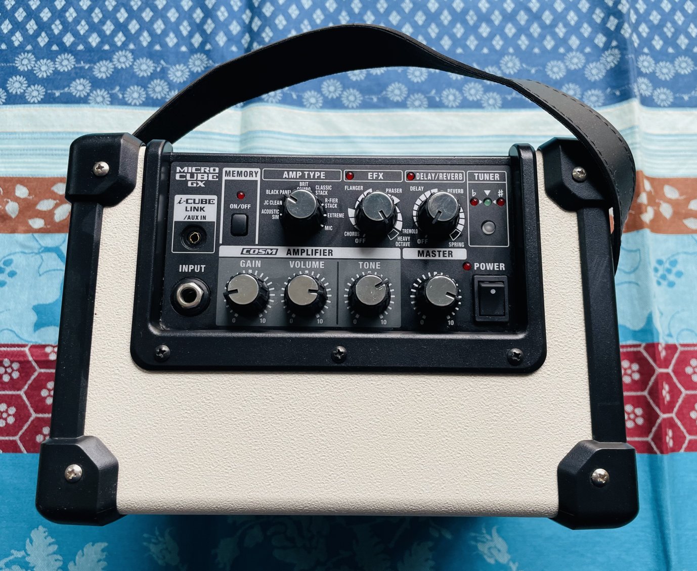 Ampli guitare Roland Micro Cube GX white n°A4F2099, alim Roland – Image 2