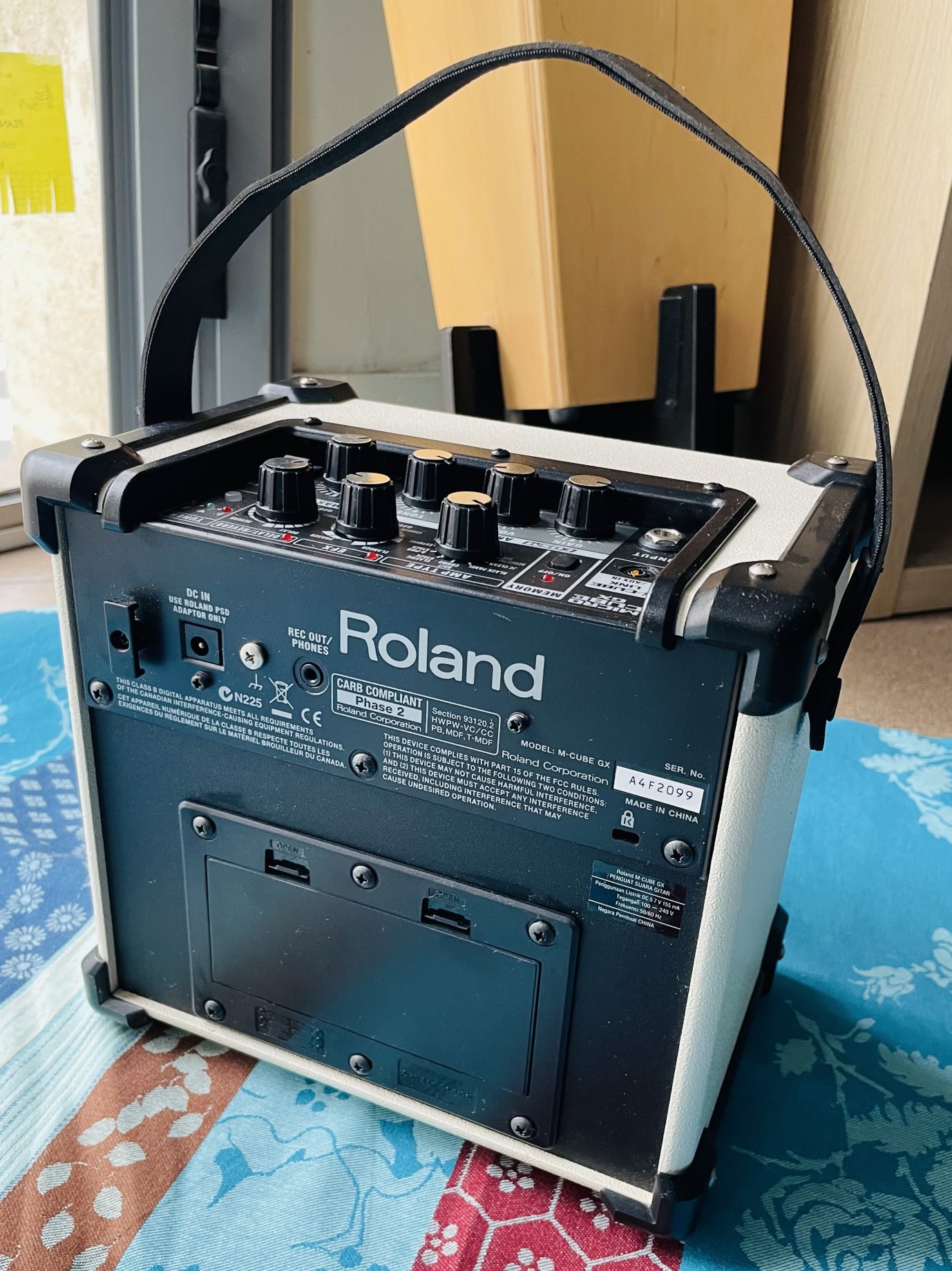Ampli guitare Roland Micro Cube GX white n°A4F2099, alim Roland – Image 3